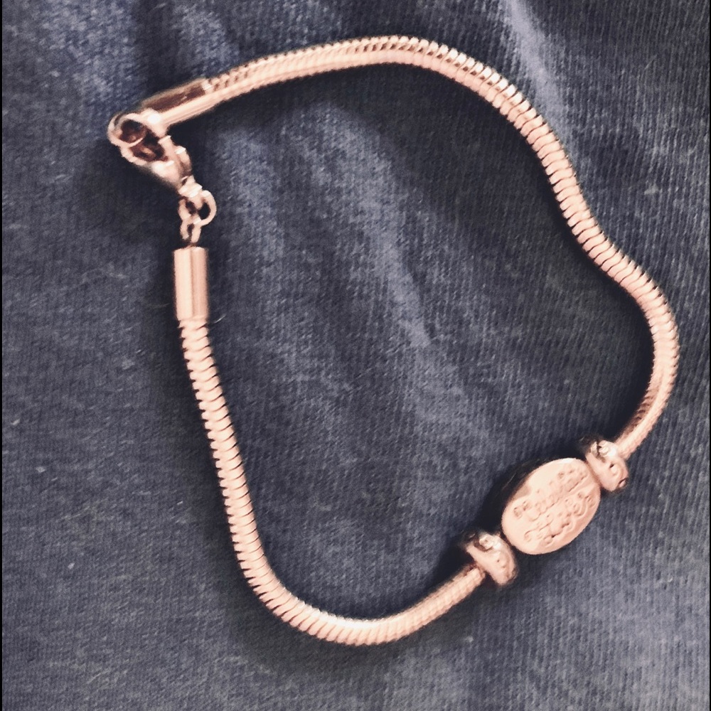 Silver rope bracelet. 7”.